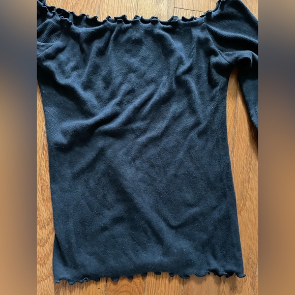 Hollister 
Long sleeve 
Crop top - Picture 3 of 4